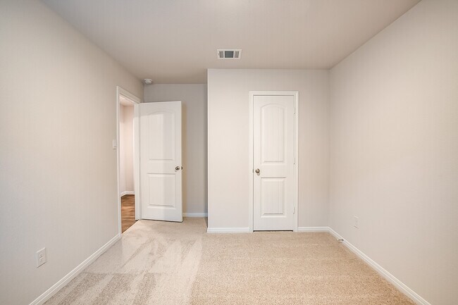 Building Photo - 490 Evergreen Sumac Loop, Kyle, Texas 78640