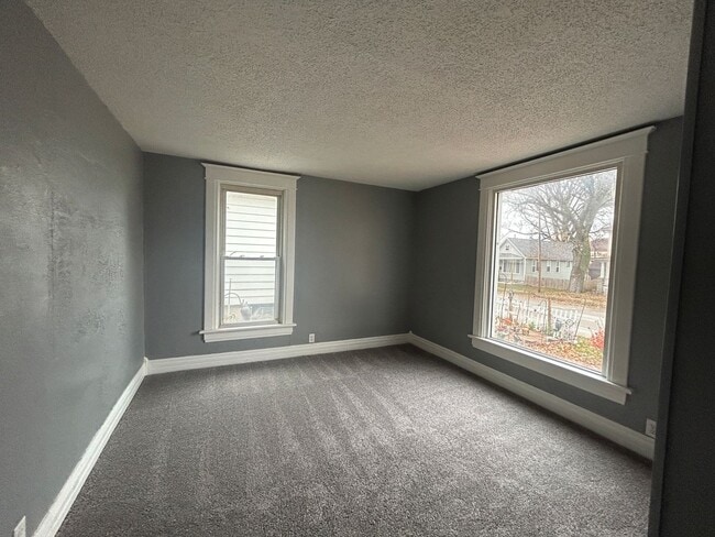 Building Photo - 3 Bedroom, 2 Bath house in East Moline