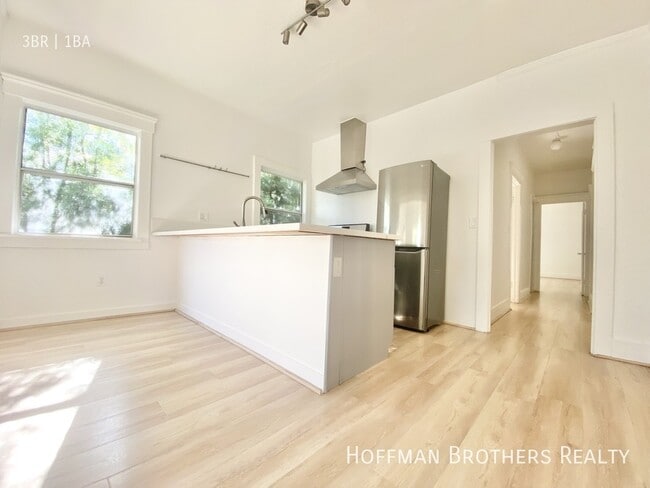 Building Photo - 402 N Ave 54