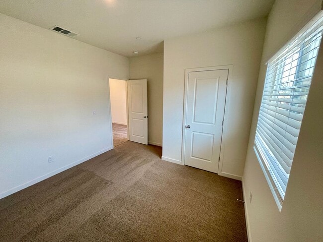 Building Photo - 754 Tamarack Ct