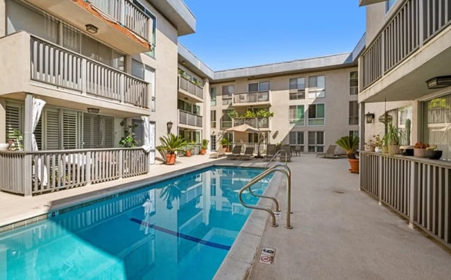 Building Photo - 1134 Alta Loma Rd