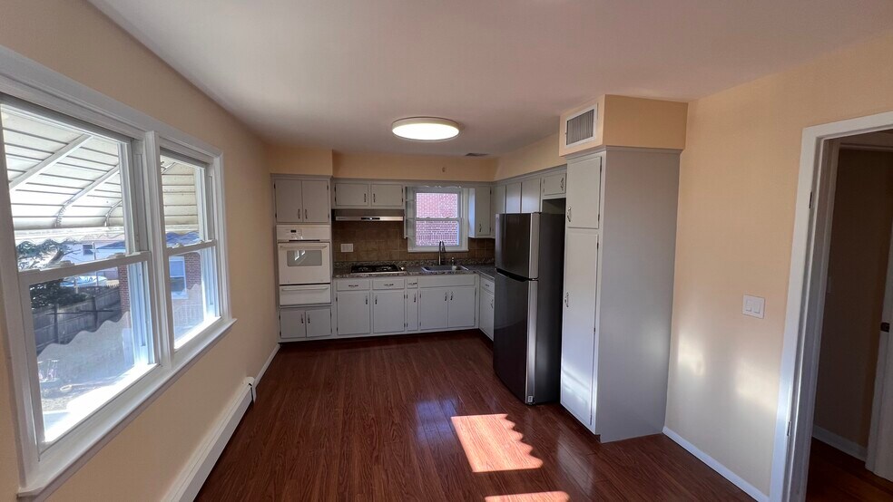 Building Photo - 372 Gilbert Ave