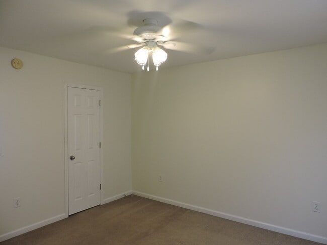 Building Photo - Townhouse Located Conveniently Near Base