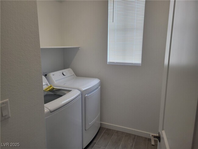 Building Photo - 187 Jaldena Ln