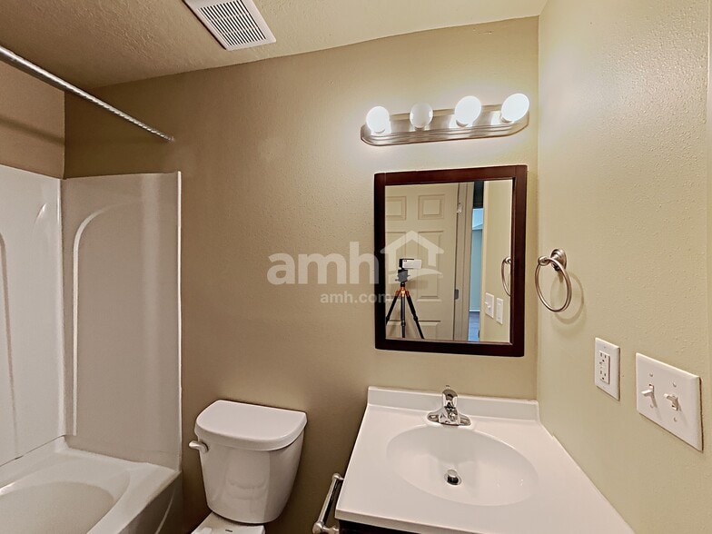 Building Photo - 1805 American Way