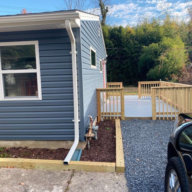 Building Photo - 1812 Colmar Rd