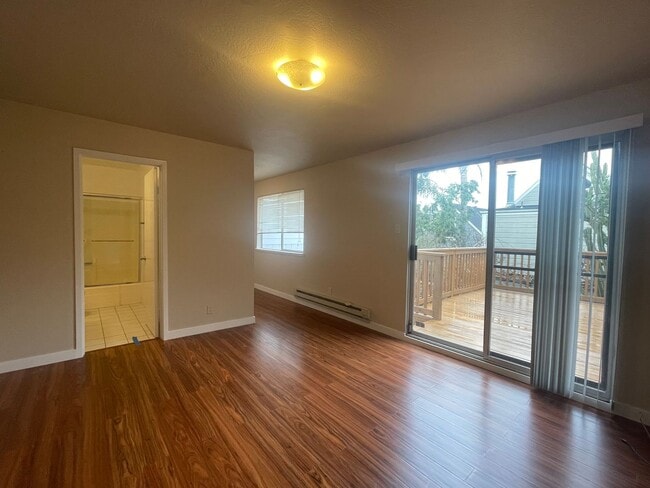 Building Photo - Newly Upgraded Spacious 3br with Decks, Laundry, Parking