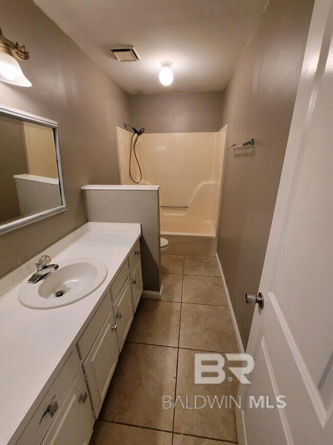 Building Photo - 105 Lively Cir