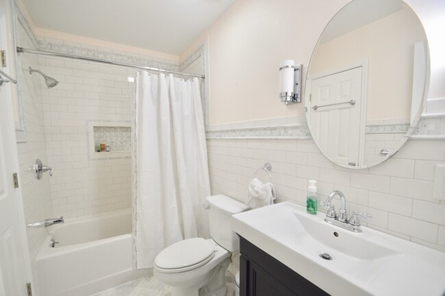 Building Photo - 775 Lake Frances Dr