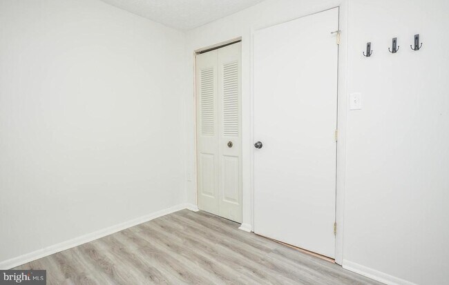 Building Photo - 14550 Farmcrest Pl