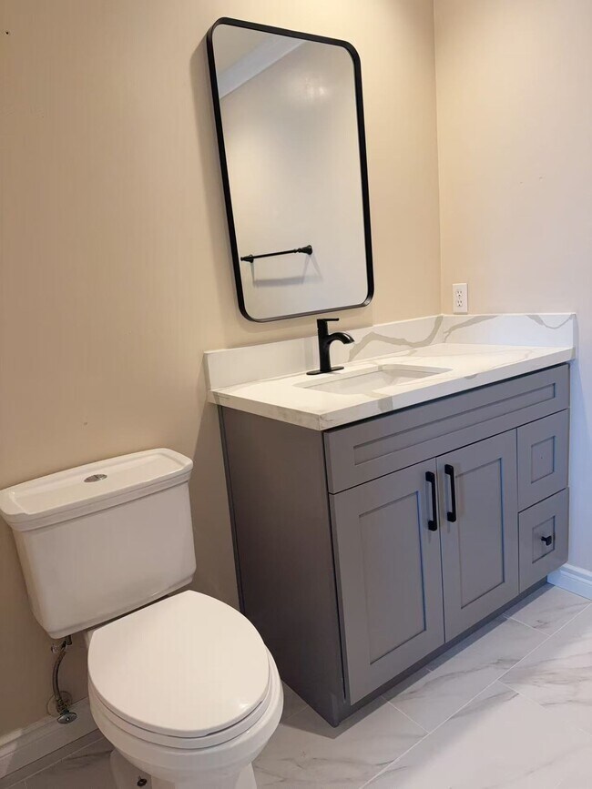 Building Photo - 1641 E Hillcrest Dr