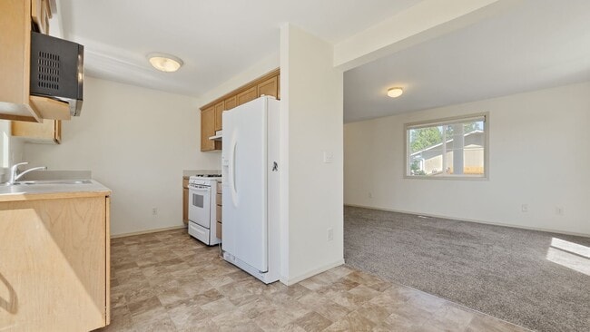 Building Photo - Cozy Lake Stevens Home with Den and Two-Car Garage