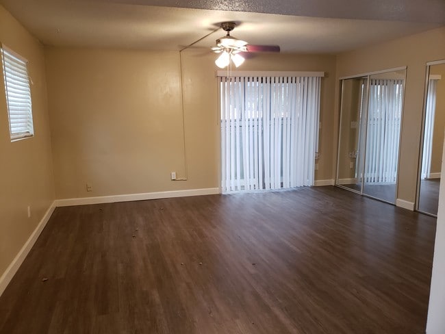 Building Photo - OAK ST