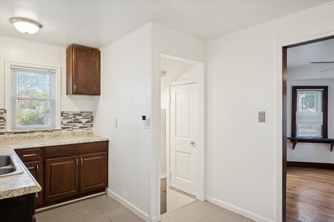 Building Photo - Redford - 3 Bedroom - $1,400/month