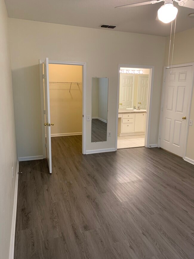 Building Photo - 10550 Baymeadows Rd