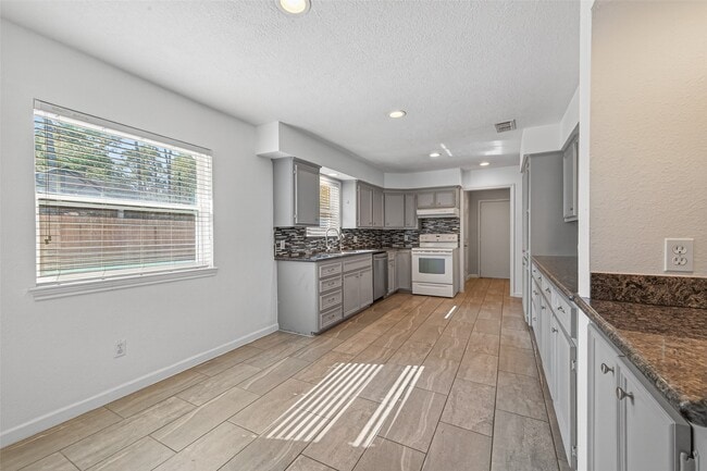 Building Photo - 11811 Beverly Dr