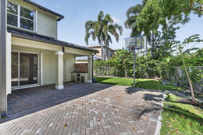 Building Photo - 9479 Sedgewood Dr