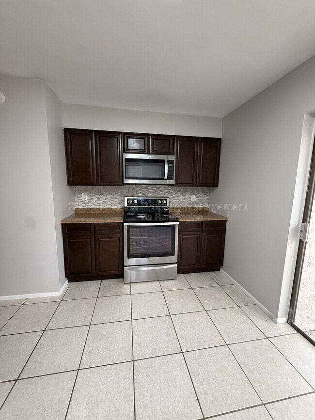 Building Photo - 820 Sutter Loop