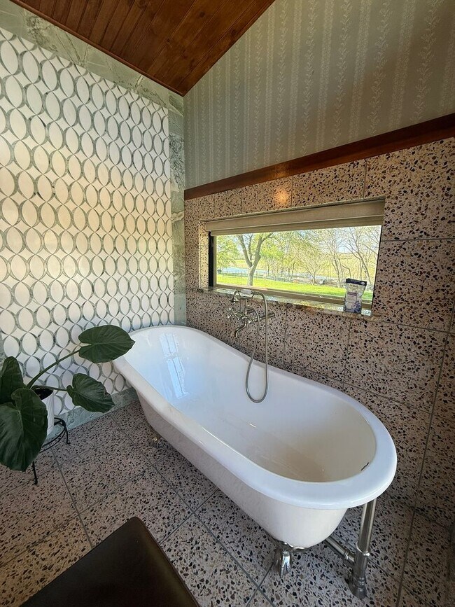 Building Photo - Custom built condo! Country Living! Offered unfurnished OR furnished!