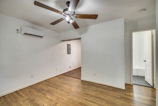 Building Photo - Updated apartment in great location