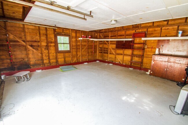 Building Photo - Close to Local Amenities and Downtown