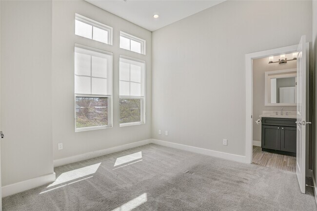 Building Photo - 2413 Chapman St