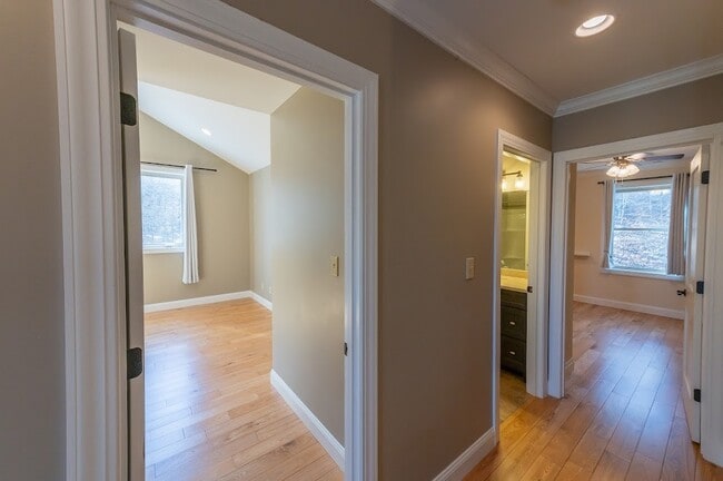 Building Photo - 211 Spicewood Dr