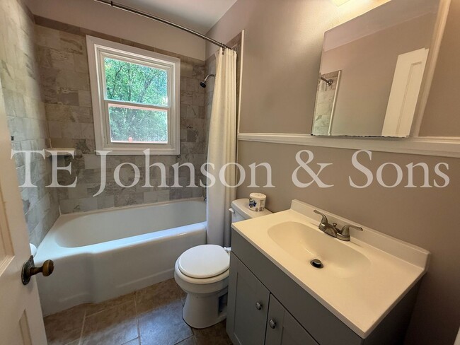 Building Photo - Charming 3-Bedroom Home with Screened Porc...