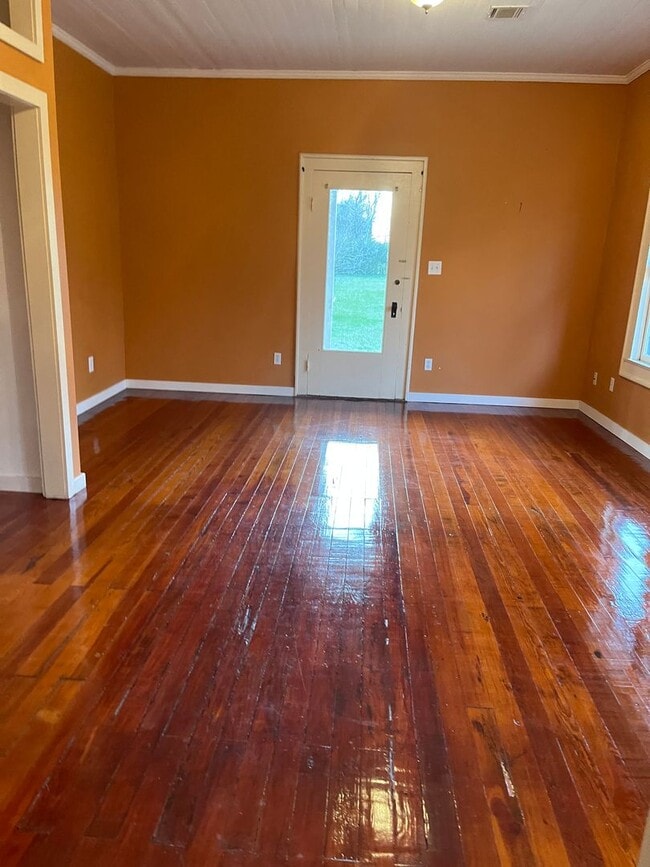 Building Photo - 2 bedroom country house