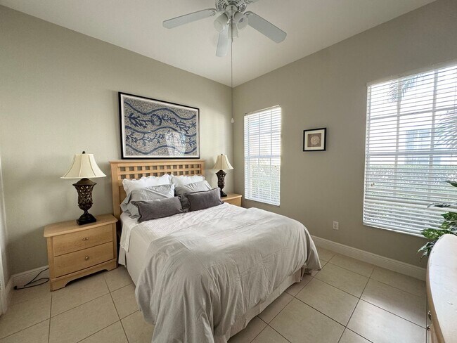 Building Photo - Newly Renovated & Available Now - Furnishe...