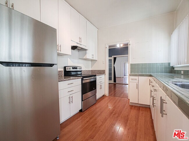 Building Photo - 336 S Wilton Pl