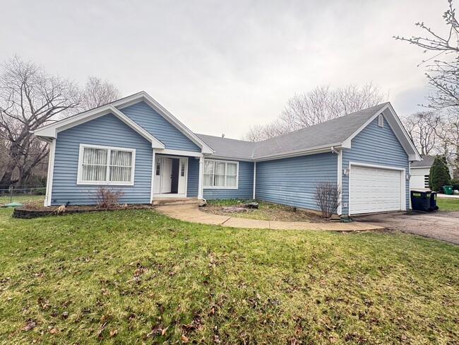 Building Photo - 6N 730 Manor Rd