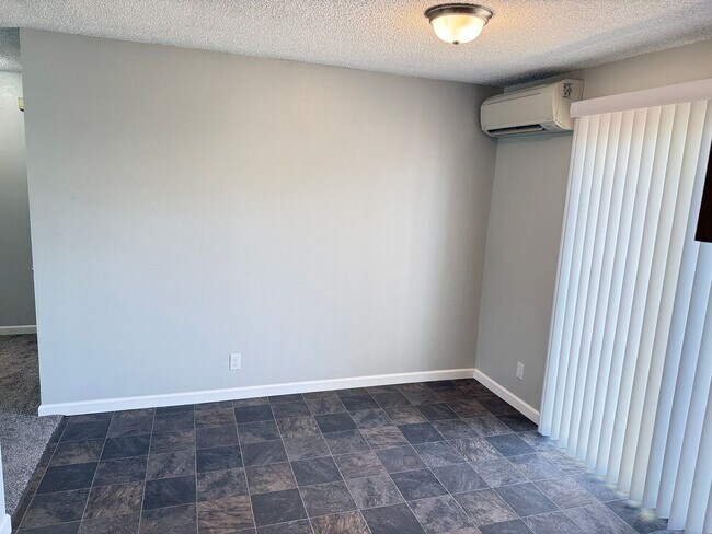 Building Photo - Updated 2 bedroom 1 bathroom dulpex in Springfield!