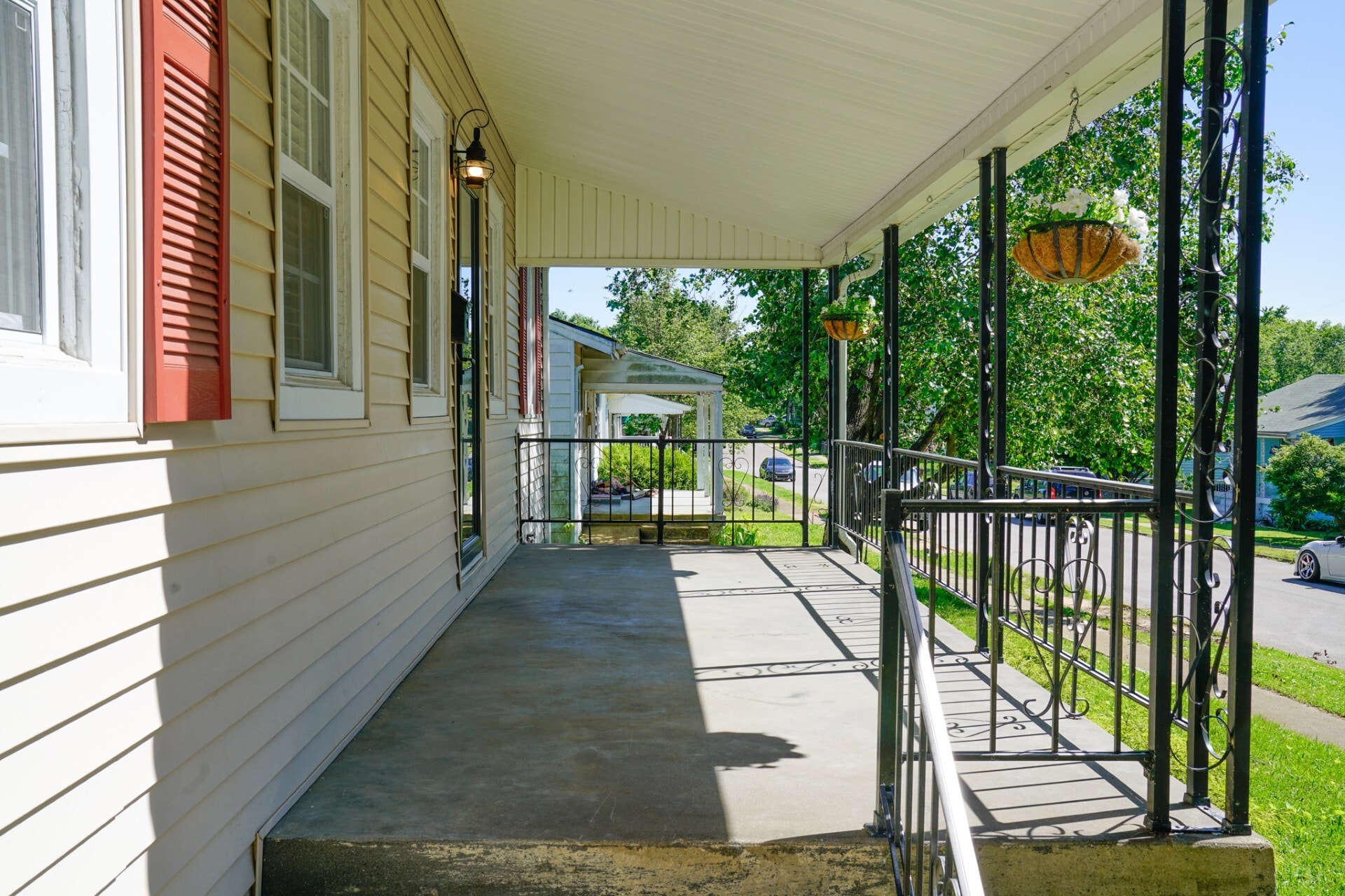 Front Porch 3 - 1403 Debow St