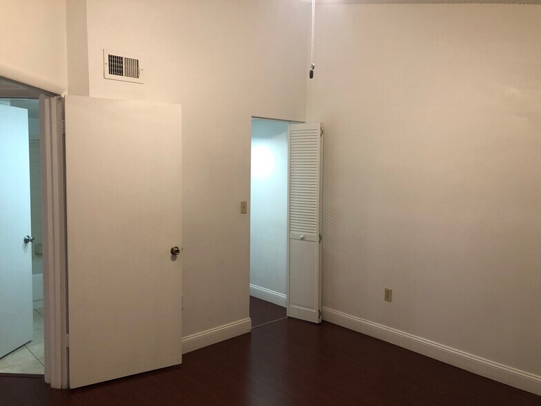 Building Photo - 2550 SW 18th Ter