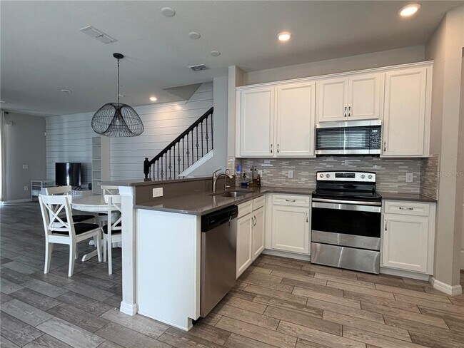 Building Photo - 3972 Plainview Dr