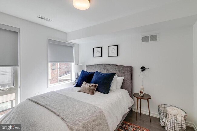 Building Photo - 938 N Leithgow St