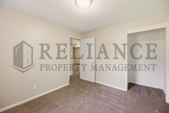 Building Photo - 4421 S Oak Ave
