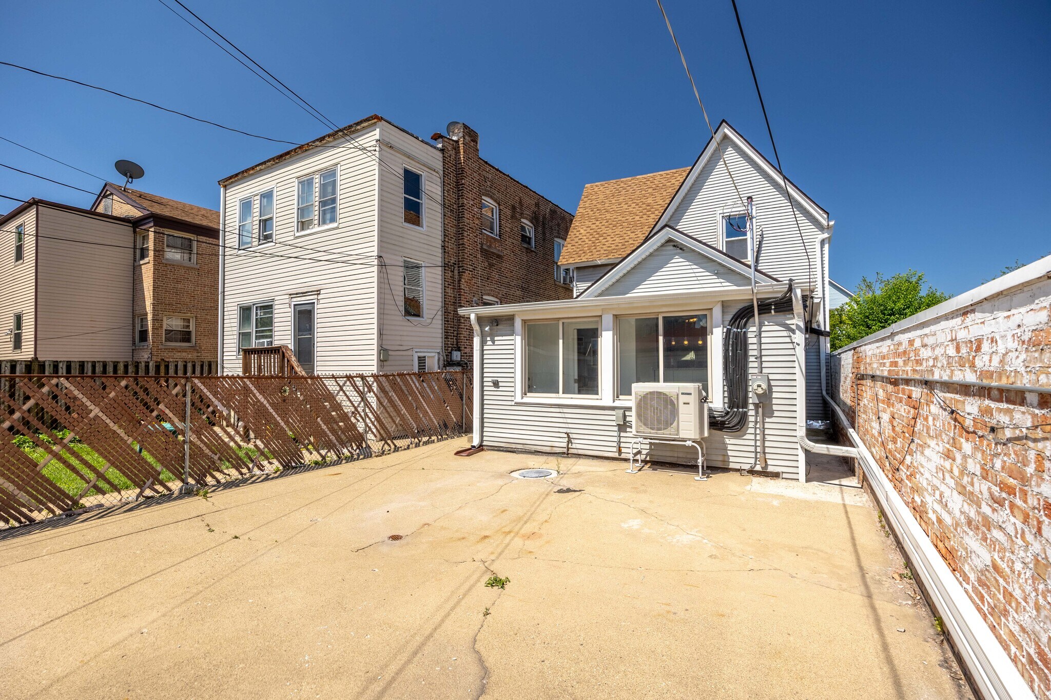 Building Photo - 3147 N Spaulding Ave