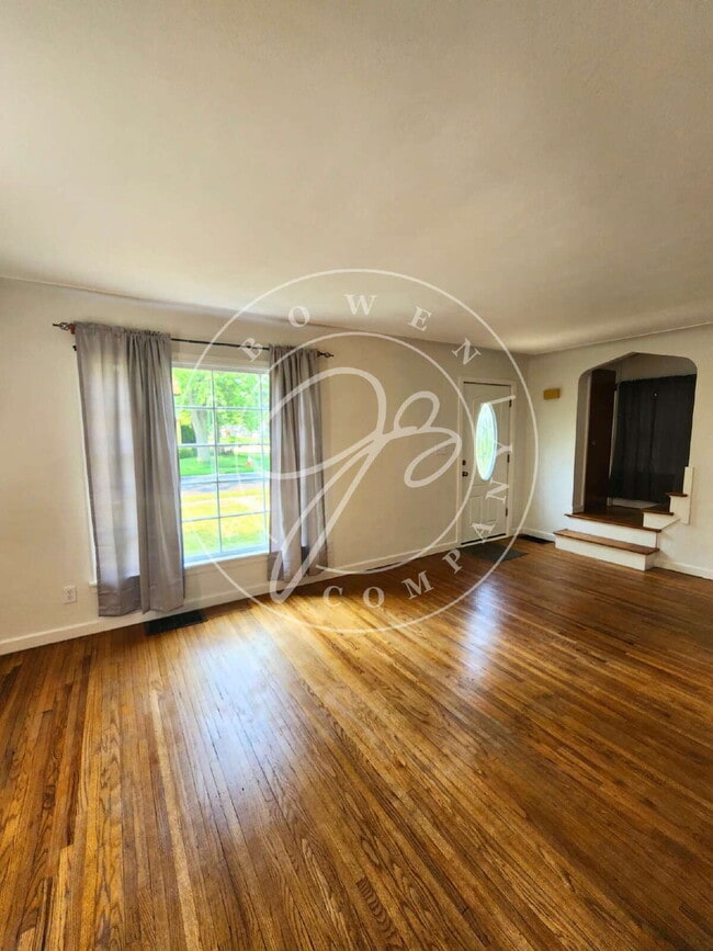 Building Photo - Move-In Ready! Spacious 4–5 Bedroom Home w...