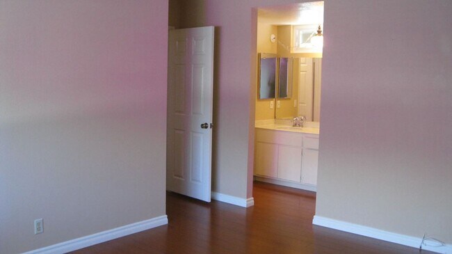 Building Photo - Welcome home to this 2 story end unit 3 bedroom 2 bath located in the heart of Irvine