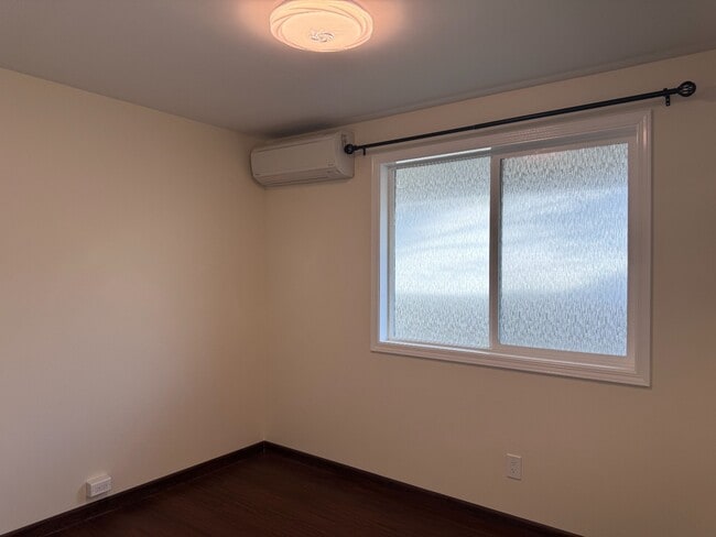Building Photo - Renovated with split AC in Kaimuki