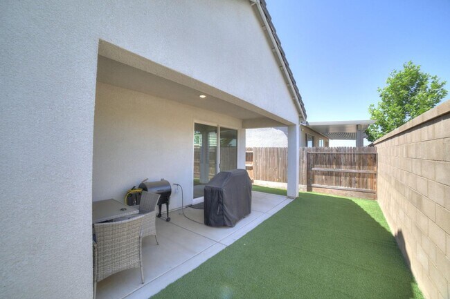 Building Photo - Newly Built 3/2.5 Woodside Home In Riverstone