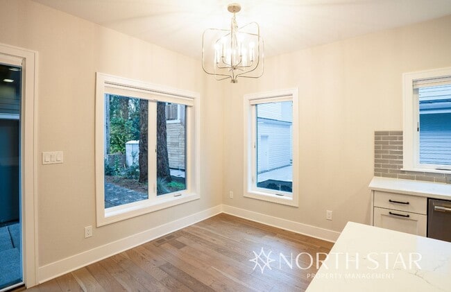 Building Photo - Newer Duplex in the Heart of Lake Oswego.