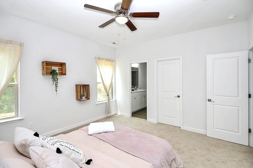 Building Photo - Room in House on Hunters Crossing Ln