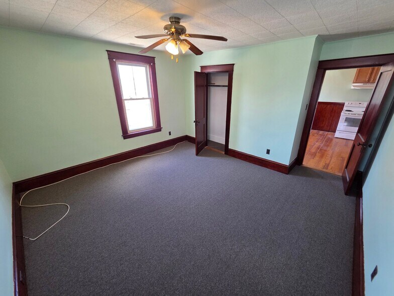 Building Photo - 152 Maple St