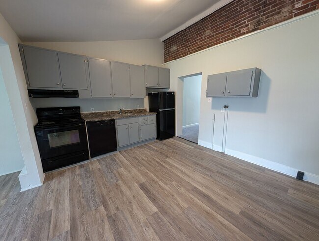 Primary Photo - Large 2 Bed 1 Bath Townhome