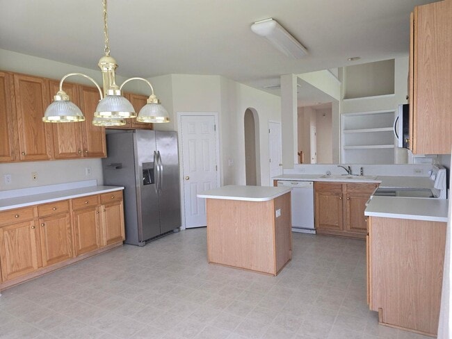 Building Photo - 4Br 2.5Ba in Grand Oaks with Pool Access!