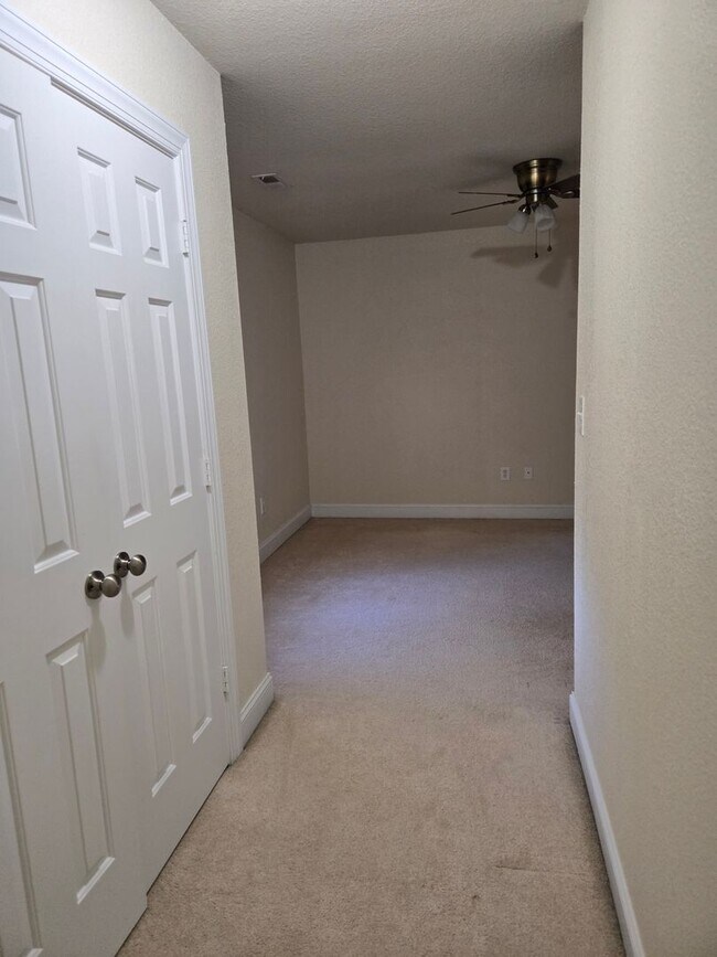 Building Photo - Lovely 3 Bedroom house near Town Center