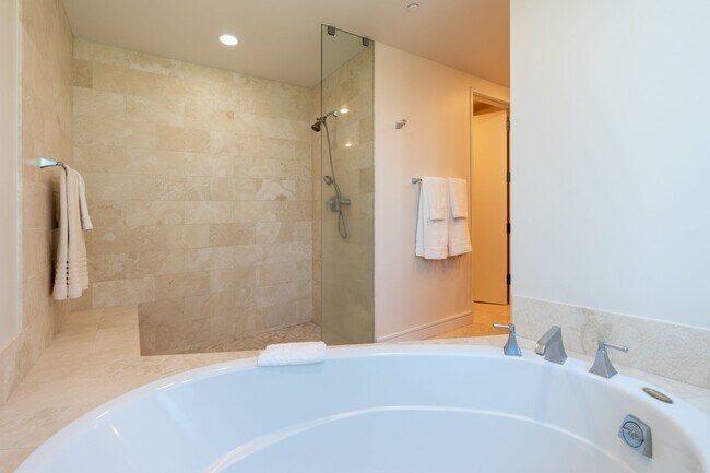 Building Photo - HOKUA 3 bedroom FULLY FURNISHED